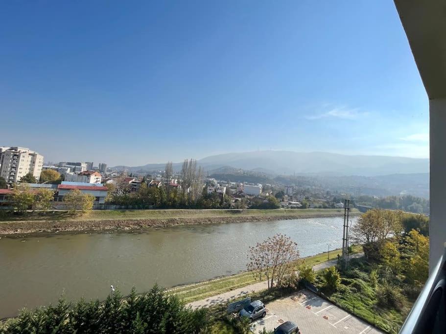 Jurukov Riverside Apartment *